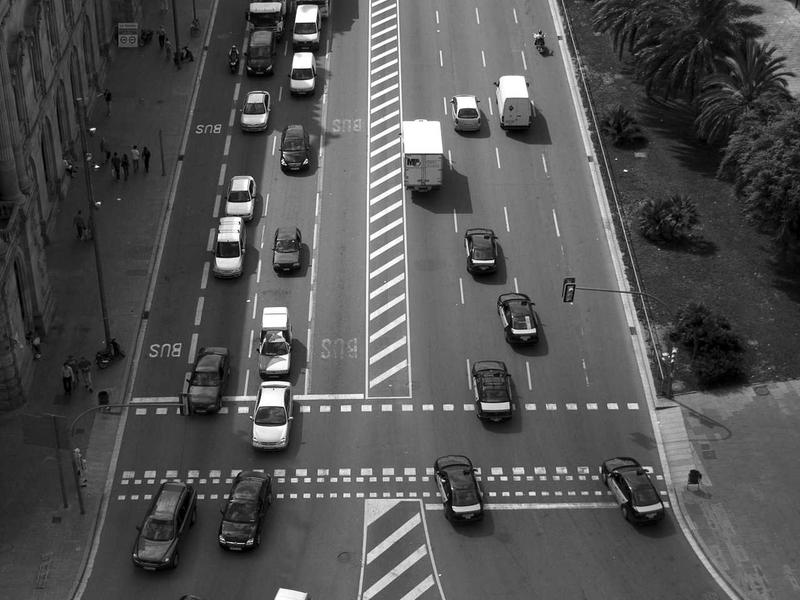 Tesla con FSD attivato su strada europea